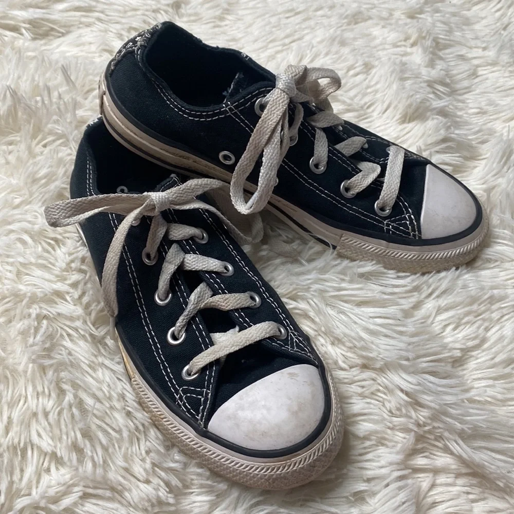 Converse Black Low Cut White Lace Up Sneakers Kid’s Size 1 Excellent Condition